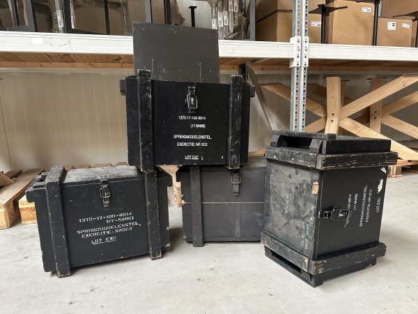 Authentieke zwart grenen legerkisten. Te koop bij Bouwie, op=op
