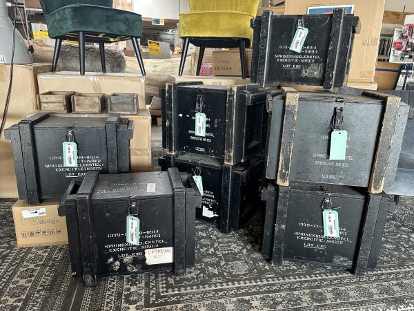 Authentieke zwart grenen legerkisten. Te koop bij Bouwie, op=op