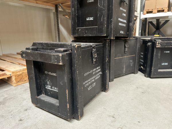 Authentieke zwart grenen legerkisten. Te koop bij Bouwie, op=op
