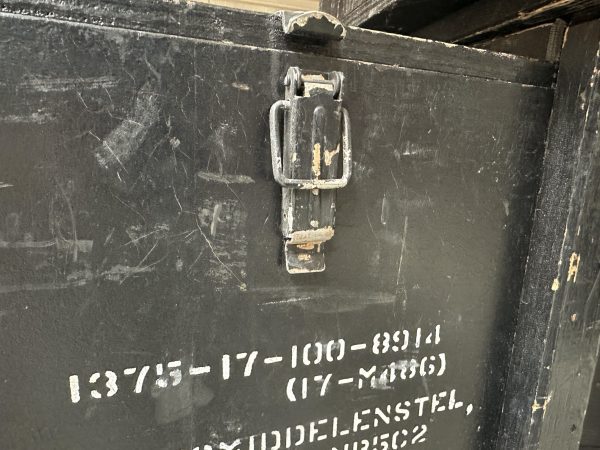 Authentieke zwart grenen legerkisten. Te koop bij Bouwie, op=op