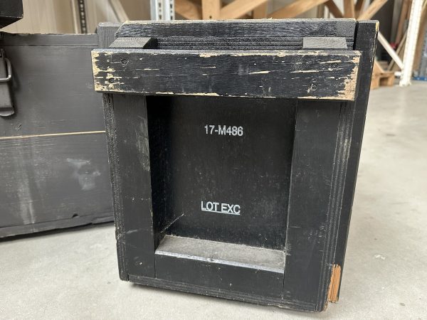 Authentieke zwart grenen legerkisten. Te koop bij Bouwie, op=op
