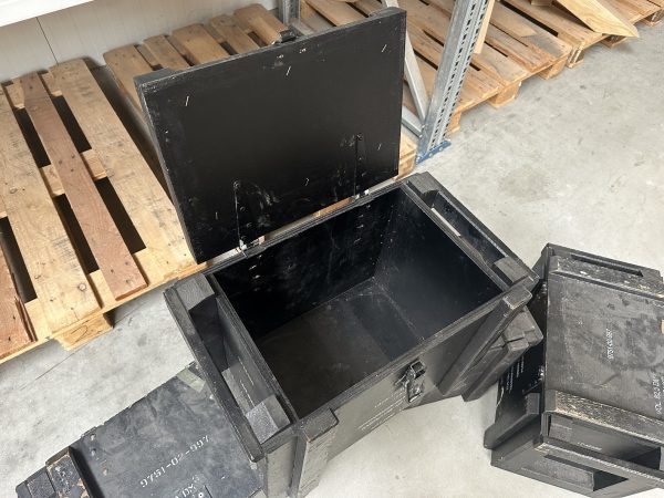 Authentieke zwart grenen legerkisten. Te koop bij Bouwie, op=op