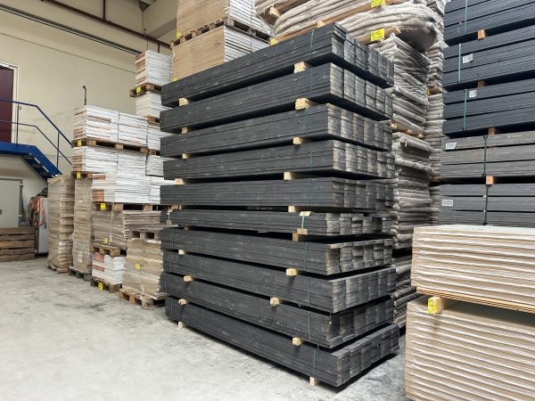 Steigerplank antraciet, verkrijgbaar bij Bouwie voor een spotprijs