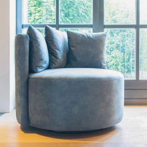 Draaifauteuil Porto in de kleur blauw. Verkrijgbaar bij Bouwie