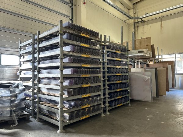 Voorraad golfplaten in winkel van Bouwie. PVC en Polycarbonaat golfplaten in vele afmetingen op voorraad voor zeer lage prijzen.