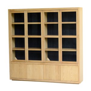Vitrinekast Fort 4-deurs eiken. Mooie virtinekast met meer dan genoeg opbergruimte. Te koop bij Bouwie (artikelnummer FOCB008NAT)