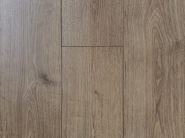 laminaat van Egger, serie traditional in de kleur Oak brown. Mooie laminaatvloer met een warme uitstraling voor een zeer scherpe prijs, bij Bouwie te koop