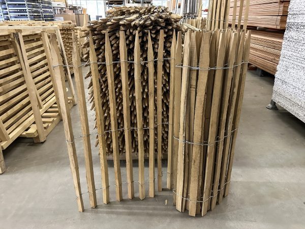 Robinia hekwerk op rol met latafstand 4-5 cm tegen winkel achtergrond