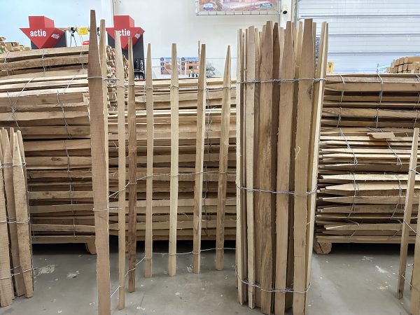 Robinia hekwerk op rol met latafstand 9-10 cm tegen winkel achtergrond