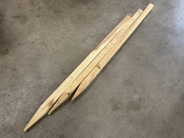 robinia palen gezaagd met punt