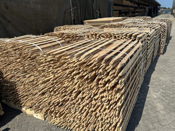 Voorraad robinia hout buiten