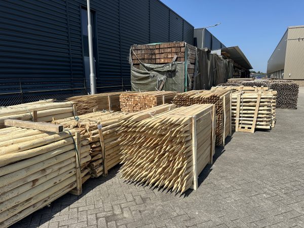 Voorraad robinia hout buiten