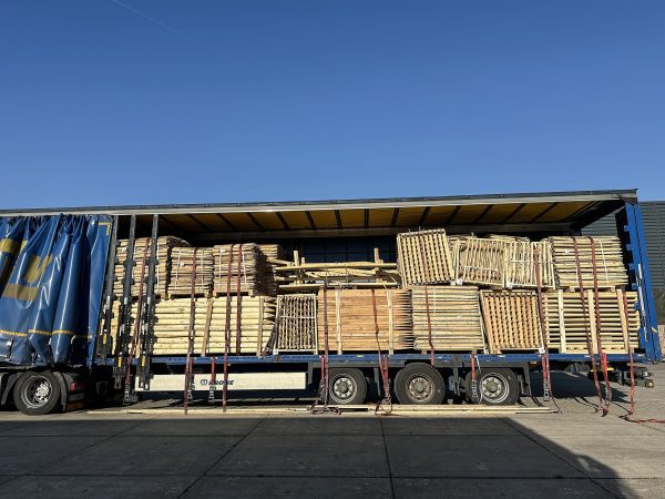 Voorraad robinia hout in vrachtwagen