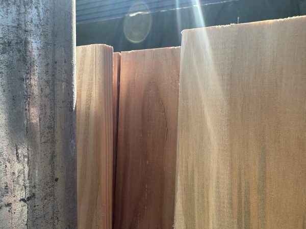 Detail van schuttingdeel Douglas met kleine scheurtjes in kop kant van plank