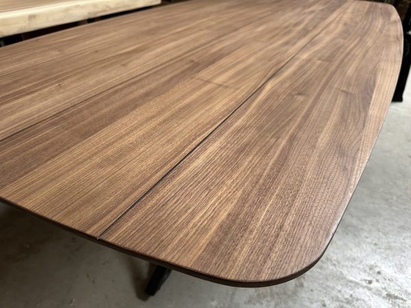 Detail van Deens ovaal tafelblad met facet rand van walnoot fineer