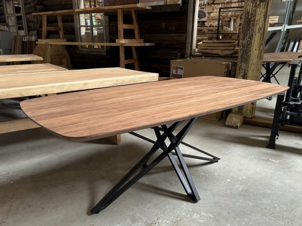 Deens ovaal tafelblad met facet rand van walnoot fineer