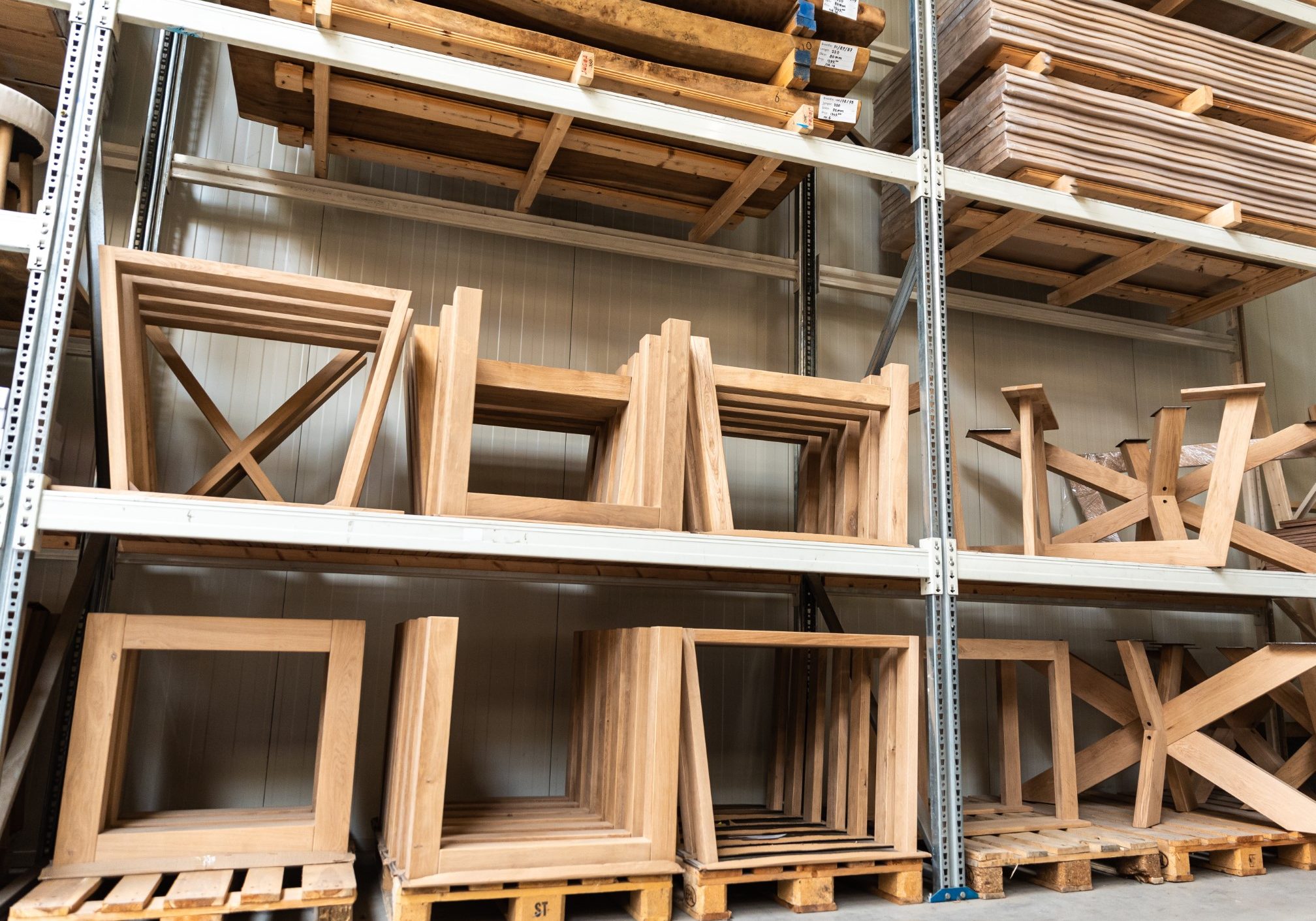 Eiken tafelpoten in stelling winkel Voorraad van verschillende massief eiken tafelpoten in een stelling van Bouwie